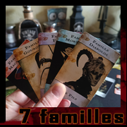 Main tenant plusieurs cartes des 7 familles par Cyb, art gothique et vanité numérique.