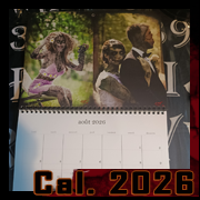 Calendrier 2026 par Cyb – scène estivale macabre : une femme zombifiée dégustant des raisins et un couple mort-vivant en tenue de mariage, pour le mois d’août.