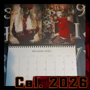 Calendrier 2026 par Cyb – scènes hivernales macabres : femmes zombifiées en tenue de Noël, entre cadeaux et décor festif, pour le mois de décembre.