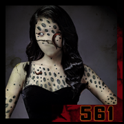 Femme en robe noire, peau percée d’alvéoles, ver rampant sur son visage – vanité numérique, création 561 par Cyb