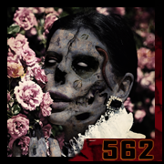 Femme zombifiée effleurant une fleur rose, ver sortant de sa main – vanité numérique, création 562 par Cyb