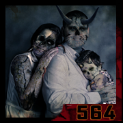 Portrait de famille zombifiée, père cornu tenant bébé, mère appuyée à son épaule – vanité numérique, création 564 par Cyb
