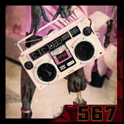 Jambes zombifiées en talons plateformes roses, boombox vintage rose en main – vanité numérique, création 567 par Cyb