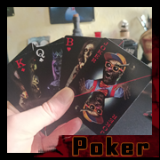 Main tenant des cartes de poker gothiques personnalisées