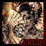 <Geisha démoniaque en kimono fleuri, visage altéré aux multiples yeux et langues, tenant un éventail, atmosphère de vanité sombre. – création 580 par Cyb