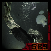 <Femme immergée parmi des méduses – scène aquatique sombre et vanité numérique. – création 589 par Cyb